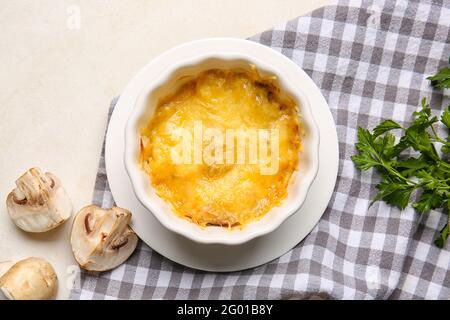 Ramekin mit leckeren Julienne auf hellem Hintergrund Stockfoto