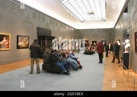 Zimmer im Philips Wing 2004. Zimmer 8. In diesem Raum unter anderem das Porträt von Gerard Andriesz Bicker, Lord of Engelenburg, Drost van Muiden, von Bartholomeus van der Helst (extrem links). Links gegen die Wand EIN Schrank aus Eiche und Ebenholz, mit O.A. geklebt Blüten aus Perlmutt, hergestellt von Herman Doomer. Arbeit von Rembrandt an der Rückwand. Stockfoto