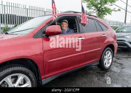 New York, NY - 30. Mai 2021: Anwohner nehmen an der Autokarade am College Point Memorial Day auf der 28th Avenue in Queens Borough Teil Stockfoto