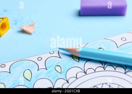 Niedliches Lesezeichen mit Bleistift auf farbigem Hintergrund, Nahaufnahme Stockfoto