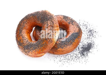 Süße Bagels mit Mohn auf weißem Hintergrund Stockfoto