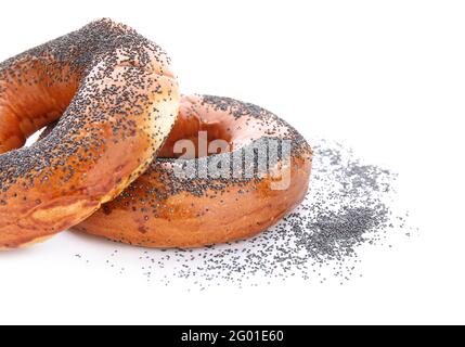 Süße Bagels mit Mohn auf weißem Hintergrund Stockfoto