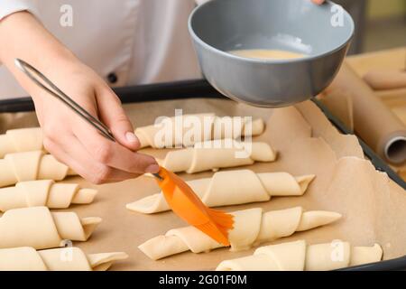 Frau kocht Croissants in der Küche, Nahaufnahme Stockfoto