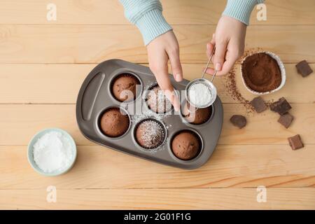 Frau, die Cupcakes in der Küche kocht, Nahaufnahme Stockfoto