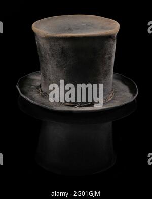 Hut des Vizeadmiral-Kaufmanns, mit einer Kugel, die bei der Bombardierung von Antwerpen durchbohrt wurde. Zylinderhut, schwarz von (teilweise verloren) Rolle. Nach oben Ausgezeichnet, etwas gewölbt. Boden auf der Rückseite beschädigt. Ein Loch oben. Rest des schmalen Bands zum Hut innen: Naturleder-Schweißband und weiße Seide innen unten Stempel: Supra Fyne Vilte J.J. Froger in Hoeden Vijhendam und Hoek Van de Beursstraat Nr. 30 Amsterdam Wassertest. Einschließlich Papierboden mit idem, einschließlich Kartonboden, dann gefilzter Boden, auf dem die zweite Inschrift von Hand schrieb: VIIII. / Jinperme. Erklärung: Am Abend des 28.Okto Stockfoto