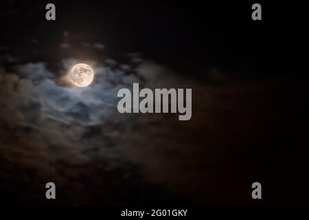 Supermoon von der Ostküste der Vereinigten Staaten am 25. Mai 2021. Natürlicher Hintergrund mit Vollmond und Wolken Stockfoto