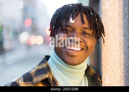 Schwarzer Mann lächelt vor der Kamera. Nahaufnahme. Stockfoto