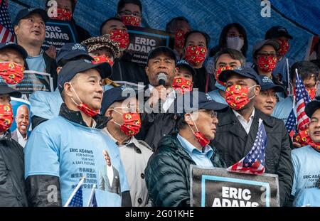 New York, NY - 30. Mai 2021: Eric Adams spricht bei einer Wahlkampfveranstaltung zur Unterstützung seiner Bewerbung um den Bürgermeister von NYC, die von der asiatischen amerikanischen Gemeinde vor der öffentlichen Bibliothek von Queens organisiert wurde Stockfoto