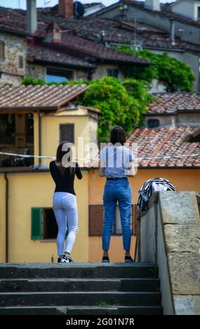 Arezzo, italien, 28. Mai 2021, zwei Mädchen schossen beim Fotografieren aus dem Rücken Stockfoto