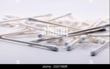 Viele Wattestäbchen auf weißem Hintergrund Stockfoto