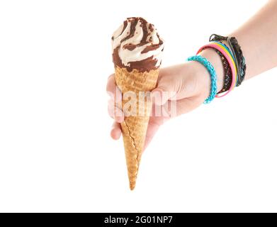 Halten von Eis mit Schokolade in Kegel in der Hand isoliert auf weißem Hintergrund. Stockfoto