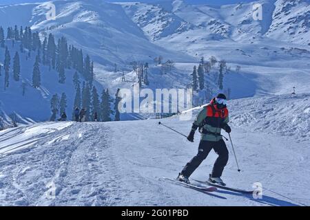 Skifahren auf den Pisten von Gulmarg im Januar 2021. Nachmittagsaufnahme Stockfoto