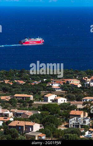 FRANKREICH. HAUTE-CORSE (2B) BALAGNE. L'ILE ROUSSE VILLAGE. KORSIKA LINEA KREUZFAHRTBOOT Stockfoto