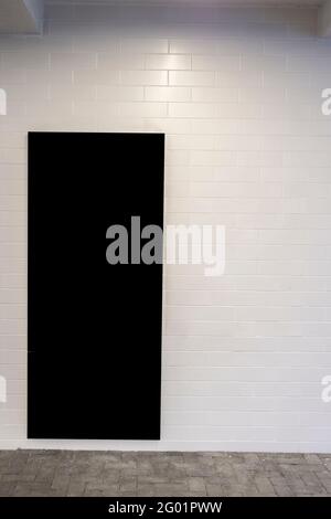 Modell. Leere schwarze Plakatwand, Plakatrahmen, Werbung an der Wand im Laden Stockfoto