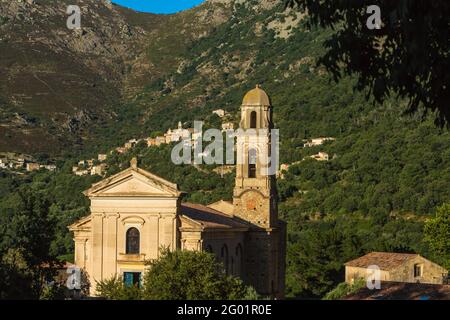 FRANKREICH. KORSIKA. HAUTE-CORSE (2B) REGION BALAGNE. FELICETO-KIRCHE (DORF NESSA IM HINTERGRUND) Stockfoto