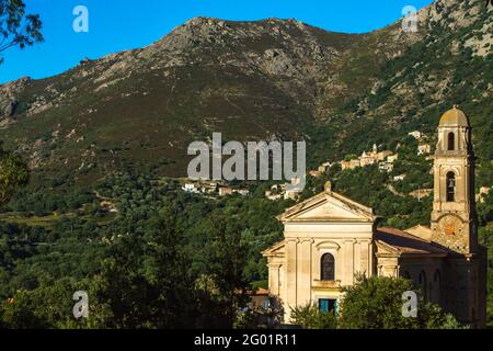 FRANKREICH. KORSIKA. HAUTE-CORSE (2B) REGION BALAGNE. FELICETO-KIRCHE (DORF NESSA IM HINTERGRUND) Stockfoto