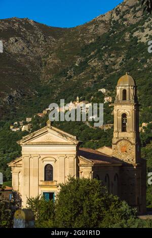 FRANKREICH. KORSIKA. HAUTE-CORSE (2B) REGION BALAGNE. FELICETO-KIRCHE (DORF NESSA IM HINTERGRUND) Stockfoto