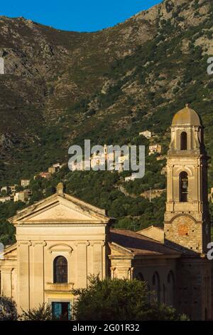 FRANKREICH. KORSIKA. HAUTE-CORSE (2B) REGION BALAGNE. FELICETO-KIRCHE (DORF NESSA IM HINTERGRUND) Stockfoto