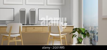 Computergeräte auf dem Schreibtisch neben dem Panoramafenster im Bürogebäude, 3D-Rendering, 3D-Illustration Stockfoto