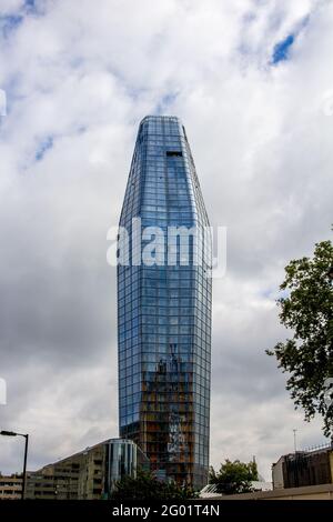 London, England - Juli 24 2020: One Blackfriars, ein gemischter 50-stöckiger Wolkenkratzer, auch bekannt als Boomerang oder Vase Stockfoto