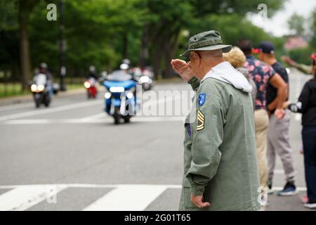 Washington, District of Columbia, USA. Mai 2021. Veteran begrüßt Fahrer, die während der Rolling to Remember-Rallye in Washington DC in der Nähe der National Mall vorbeikommen. Kredit: Syed Yaqeen/ZUMA Wire/Alamy Live Nachrichten Stockfoto