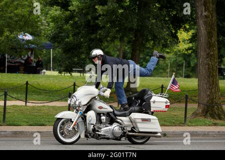 Washington, District of Columbia, USA. Mai 2021. Motorradfahrer fahren während der Rolling to Remember-Rallye am Lincoln Memorial auf der Constitution Avenue NW in Washington DC vorbei. Kredit: Syed Yaqeen/ZUMA Wire/Alamy Live Nachrichten Stockfoto