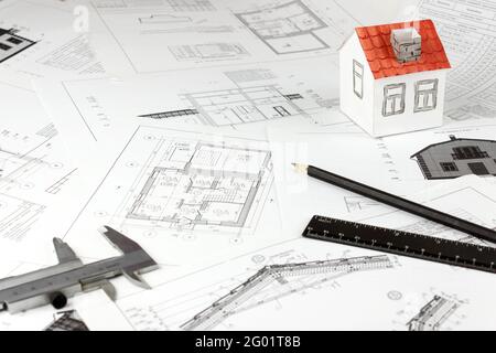 Konzept der Bauindustrie. Bleistift, Hausmodell auf Architekturzeichnungen. Architekt Ingenieur Zeichnung Plan mit Architekten Ausrüstung. Stockfoto