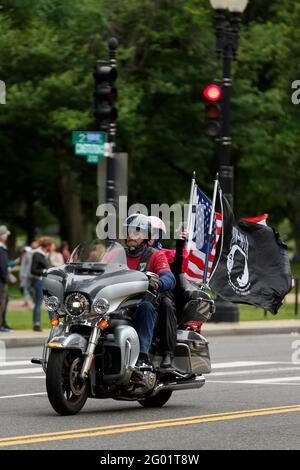 Washington, District of Columbia, USA. Mai 2021. Motorradfahrer fahren auf der Constitution Avenue NW in Washington DC während der Rolling to Remember Rallye. Kredit: Syed Yaqeen/ZUMA Wire/Alamy Live Nachrichten Stockfoto