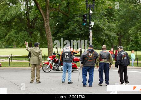 Washington, District of Columbia, USA. Mai 2021. Während der Rolling to Remember-Rallye in Washington DC winken Veteranen den Fahrern zu, während sie in der Nähe der National Mall vorbeifahren. Kredit: Syed Yaqeen/ZUMA Wire/Alamy Live Nachrichten Stockfoto