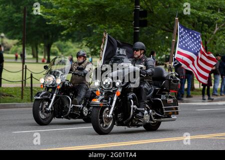 Washington, District of Columbia, USA. Mai 2021. Motorradfahrer fahren während der Rolling to Remember-Rallye am Lincoln Memorial auf der Constitution Avenue NW in Washington DC vorbei. Kredit: Syed Yaqeen/ZUMA Wire/Alamy Live Nachrichten Stockfoto