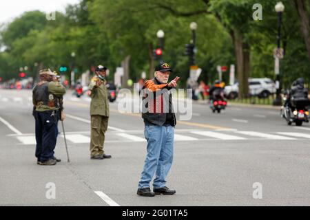 Washington, District of Columbia, USA. Mai 2021. Während der Rolling to Remember-Rallye in Washington DC winken Veteranen den Fahrern zu, während sie in der Nähe der National Mall vorbeifahren. Kredit: Syed Yaqeen/ZUMA Wire/Alamy Live Nachrichten Stockfoto