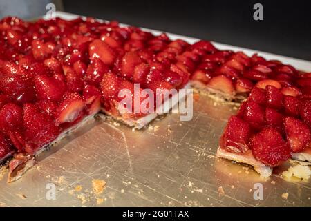 Selektiver Fokus, Nahaufnahme von traditionellen deutschen, frisch geschnittenen Erdbeerkuchen oder Kuchen. Stockfoto