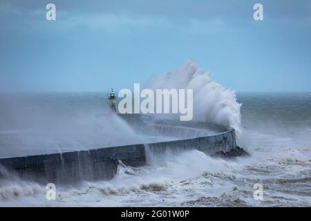 Stürmische Wellen und stürmische Gewässer am Leuchtturm Newhaven East Sussex, Südostengland Stockfoto