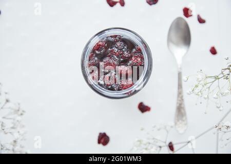 Fermentiertes Honigprodukt mit Cranberry. Gesundes, nachhaltiges Produkt zur Milchsäuregärung mit Bakterien. Mead auf natürliche Hefen.gesunde Nahrung vor Weihnachten vorbereiten. Tradition von Familienrezepten Stockfoto