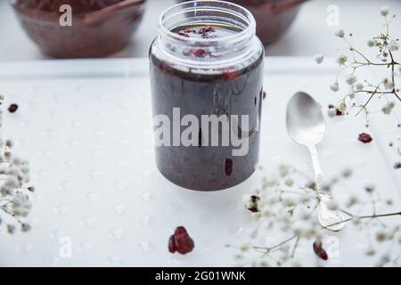 Fermentiertes Honigprodukt mit Cranberry. Gesunde Lebensmittel, die vor Weihnachten vorbereitet werden. Tradition von Familienrezepten. Gesundes, nachhaltiges Produkt zur Milchsäuregärung mit Bakterien. Köstliches Rezept. Mead on Stockfoto