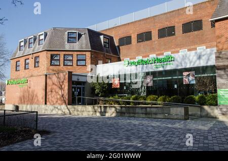 Wokingham, Großbritannien - 28. Februar 2021: Eintritt in das Nuffield Health Gym und Fitness Center mitten in Wokingham in der Grafschaft von Bokshire an einem sonnigen Frühlingsanfang Stockfoto