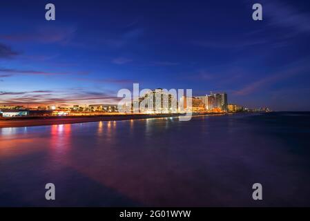 Nächtliche Skyline von Dayona Beach in Florida, USA Stockfoto