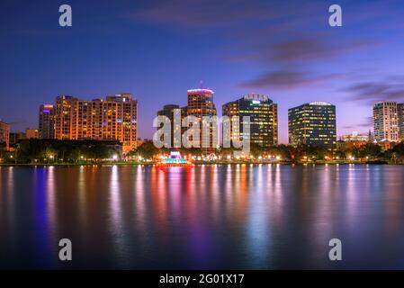 Farbenfroher Sonnenuntergang über dem Lake Eola und der Skyline der Stadt in Orlando, Florida Stockfoto