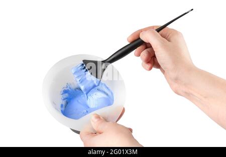 Haarfärbemittel Rührschüssel und Bürste mit der Hand auf weiß Hintergrund mit Beschneidungspfad Stockfoto