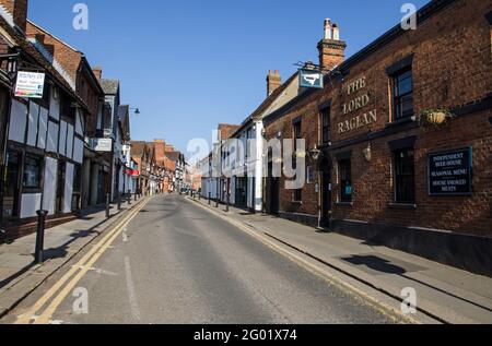 Wokingham, Großbritannien - 28. Februar 2021: Blick entlang der historischen Denmark Street in der Mitte von Wokingham, an einem sonnigen Frühlingstag mit Restaurants, Stockfoto