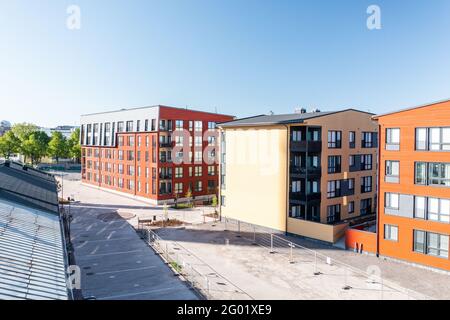 Apartments aus Holz. Moderne hölzerne Wohngebäude im Sommer in Finnland. Stockfoto