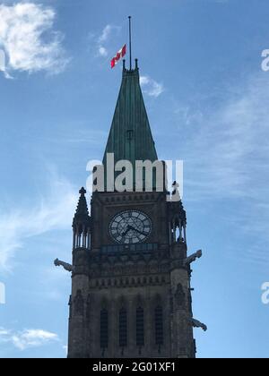 Ottawa, Kanada. Mai 2021. Die kanadische Flagge fliegt halbmast für die 215 Kinder, deren Überreste am 30. Mai 2021 in einer ehemaligen Kamloops-Wohnschule in Ottawa, Kanada, begraben gefunden wurden. Die kanadische Regierung senkte am Sonntag die Flaggen am Halbmast, um des Todes von 215 indigenen Kindern zu gedenken, deren Überreste in einer ehemaligen Wohnschule in Kamloops im Land gefunden wurden. Quelle: Li Baodong/Xinhua/Alamy Live News Stockfoto