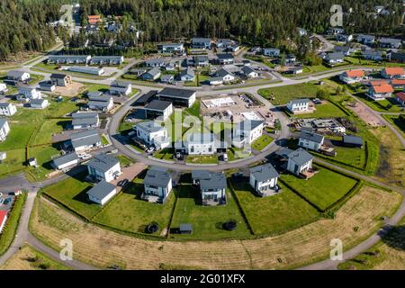 Luftaufnahme der modernen nordischen Einfamilienhäuser. Neues Wohngebiet in Finnland. Stockfoto