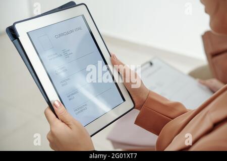 Weibliche Personalmanagerin mit Tablet-Computer und Lebenslauf Der Bewerber Stockfoto