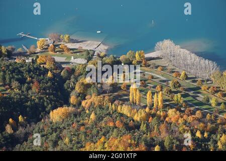 Nahaufnahme des Strandes von oben in serre Ponçon Lake france an einem bunten Herbsttag Stockfoto