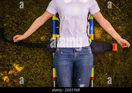 Eine bei einem Autounfall verletzte Frau liegt auf einer Trage verletzt. Erste-Hilfe-Training Stockfoto