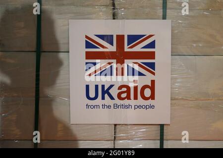 Ein Foto vom 14/8/2014 eines UK Aid Label ist an einer Kiste mit Küchengarnituren in einem UK Aid Disaster Response Center am Kemble Airport, Wiltshire, angebracht. Das Vereinigte Königreich wird aufgefordert, seine Kürzung der Auslandshilfe rückgängig zu machen, da große Volkswirtschaften unter Druck stehen, die Cashflows in arme Länder zu erhöhen, um den Klimawandel zu bekämpfen. Ausgabedatum: Montag, 31. Mai 2021. Stockfoto