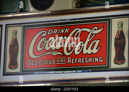 Retro-Coca-Cola-Schild über einer Ladenfront in einer chinesischen Stadt. Stockfoto