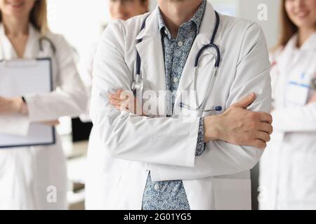 Das Ärzteteam steht in der Arztpraxis Stockfoto