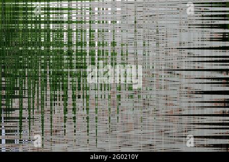 Textur aus pulsierenden braunen und grünen Linien auf transparentem Hintergrund. Zickzackstreifen. Glaseffekt. Abstrakter Hintergrund. Stockfoto